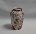 JAPON
Vase en porcelaine à décor Imari de paysages dans des...