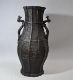 INDOCHINE
Vase en bronze, modèle à pans richement décorés
H.: 33.5 cm