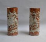 JAPON
Deux vases rouleaux en porcelaine à décor or et rouge...