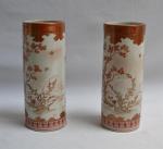 JAPON
Deux vases rouleaux en porcelaine à décor or et rouge...