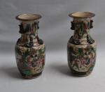 CHINE Nankin
Paire de vases en grès à décor polychrome de...