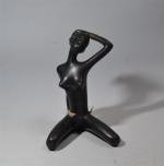 Leopold ANZENGRUBER (1912-1979)
Femme noire à genoux
Sujet en composition noire, signée...