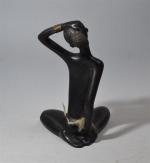 Leopold ANZENGRUBER (1912-1979)
Femme noire à genoux
Sujet en composition noire, signée...