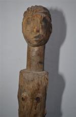 SUJET en bois sculpté figurant un homme sur un socle
Travail...