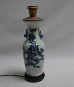 CHINE
Vase en porcelaine à décor bleu blanc
H.: 28.5 cm (monté...