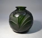 LEGRAS
Vase boule en verre teinté vert dans la masse, à...