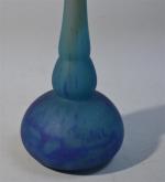 ART NOUVEAU
Haut vase soliflore en verre marmoréen à long col,...