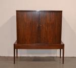 ANNEES 1960
Cabinet en bois de placage ouvrant à deux portes...