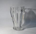 SAINT LOUIS
Vase en cristal taillé, signé de la pastille ronde
H.:...