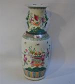 CHINE
Vase en porcelaine à décor polychrome de scènes animées de...