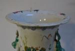 CHINE
Vase en porcelaine à décor polychrome de scènes animées de...