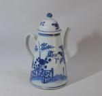 CHINE
Verseuse couverte en porcelaine bleu blanc à décor d'un paysage...