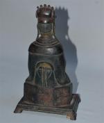 CHINE
Sujet en bronze polychrome figurant un dignitaire assis, inscriptions au...