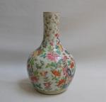 CHINE
Vase en porcelaine à large panse, à décor végétal de...