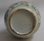 CHINE
Vase en porcelaine à large panse, à décor végétal de...
