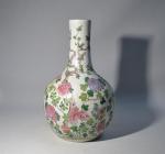 CHINE
Vase en porcelaine à large panse, le décor polychrome de...