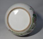 CHINE
Vase en porcelaine à large panse, le décor polychrome de...
