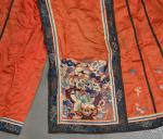 CHINE
Robe en soie brodée
H.: 96 cm (usures)