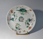 CHINE
Coupelle en porcelaine à décor polychrome de fleurs
D.: 14 cm...