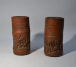 CHINE
Deux pots à pinceaux en bambous à décor sculpté de...