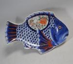 JAPON
Plat à poisson en porcelaine Imari en forme de poisson
27...