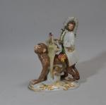 MEISSEN
Sujet en porcelaine représentant un singe musicien à décor au...