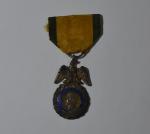 France Médaille militaire, 2è type. Argent, émail (éclats), ruban.