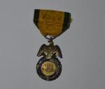 France Médaille militaire, 2è type. Argent, émail (éclats), ruban.