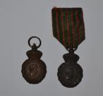 France Médaille de Sainte Hélène. Lot de 2 décorations. Bronze,...