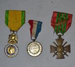 France Lot de 3 décorations : Médaille militaire ; Croix...