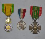 France Lot de 3 décorations : Médaille militaire ; Croix...
