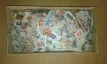 Vrac de plusieurs milliers de timbres étrangers dans une boite