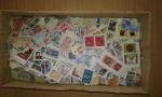 Vrac de plusieurs milliers de timbres étrangers dans une boite