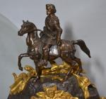 PENDULE en bronze patiné et doré, figurant un cavalier sur...