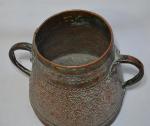 SYRIE
Pot en cuivre richement décoré, deux anses latérales
H.: 28 cm...