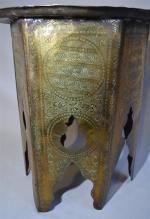 SYRIE
Table basse en laiton richement décoré et ajouré
H.: 51 cm...