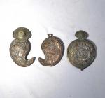 SYRIE 
Trois boucles en métal repoussé
H.: 13.5 cm 16.5 cm...