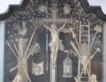 CALVAIRE en ivoire finement sculpté représentant au centre le Christ...