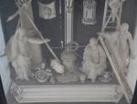 CALVAIRE en ivoire finement sculpté représentant au centre le Christ...