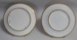 PARIS
Paire d'assiettes rondes en porcelaine à décor polychrome et or...