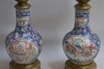 Paire de LAMPES A PETROLE en porcelaine de Chine, la...