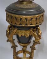 PIED DE LAMPE en bronze patiné et doré, riche décor...