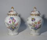DRESDE
Paire de vases couverts en porcelaine à décor polychrome et...