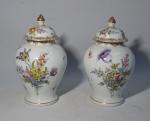 DRESDE
Paire de vases couverts en porcelaine à décor polychrome et...