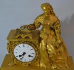 PENDULE en bronze doré représentant une femme de la Renaissance...