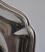 PLAT ovale en argent, modèle filets contours
Minerve
40.5 x 27.5 cm...