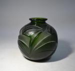 LEGRAS
Vase boule en verre teinté vert dans la masse, à...