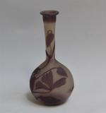 GALLE
Vase soliflore en verre multicouche à décor végétal, signature Gallé...