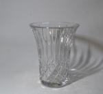 SAINT LOUIS
Vase en cristal taillé, de forme évasée, signée
H.: 20...