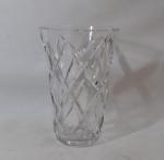 SAINT LOUIS
Vase en cristal taillé, signé
H.: 25 cm
